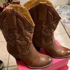 Very volatile tan boots